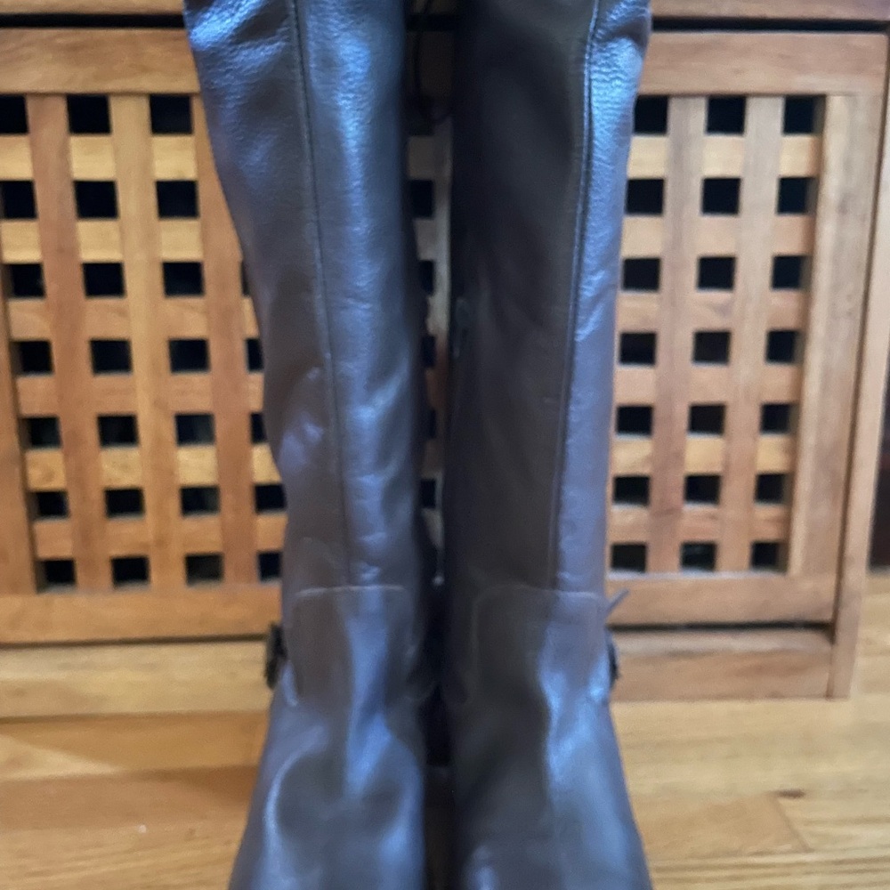 Elegant Brown Heeled Boots from Hydra